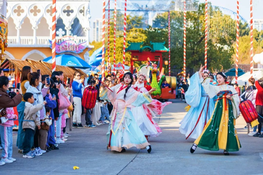游客在长沙世界之窗观赏华服巡游舞蹈表演