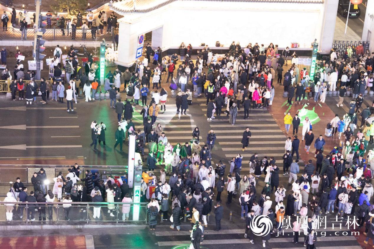 春节假期，延吉网红墙迎来客流高峰。 凤凰网吉林 席海波/摄