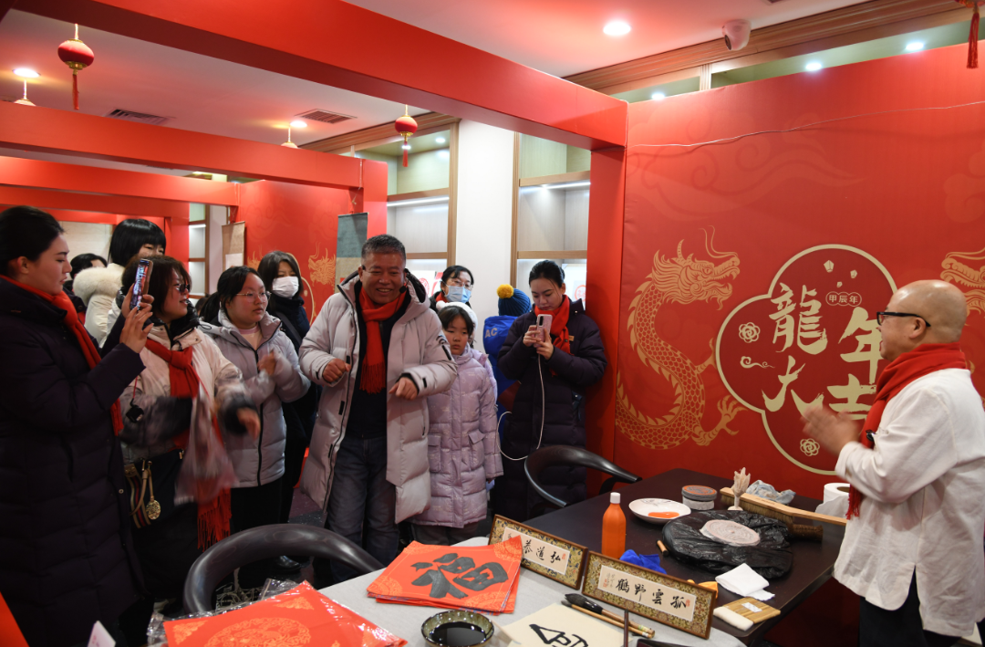 伪满皇宫博物院院长王志强带团讲解。图片来源：悠游吉林