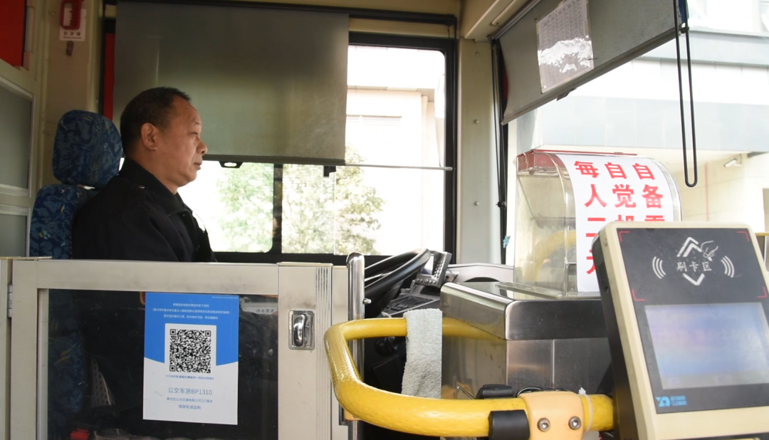 翻车被困奉化公交车司机和乘客飞奔下车