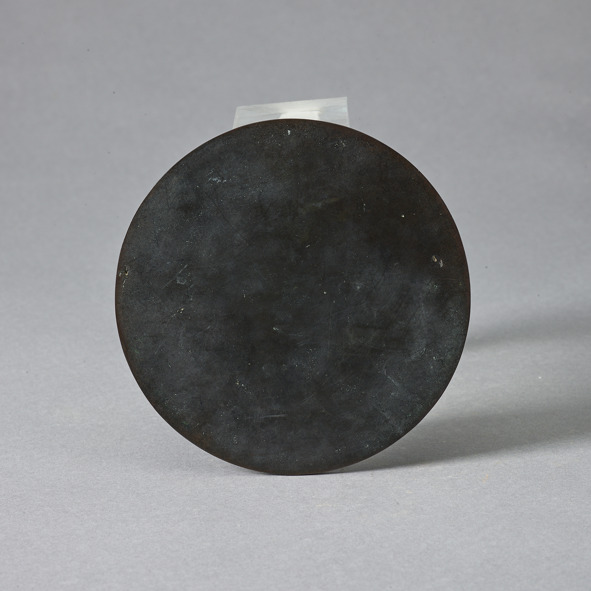 “章武元年铭文”夔龙纹铜镜　背面（天水市麦积区博物馆供图）