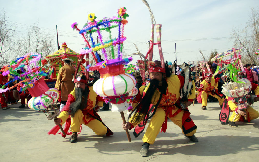2014年春节前，甘肃临夏回族自治州永靖县盐锅峡镇的村民在排练传统社火节目，喜迎新春佳节。