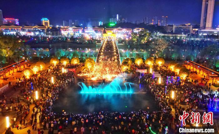 图为航拍龙南市的世界客家民俗文化城精彩的打铁花和音乐喷泉表演吸引游客观看。叶波摄