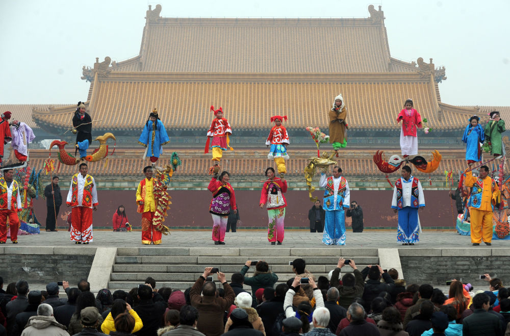 2014年元宵节后，社火表演队在陕西华阴市西岳庙前表演社火“芯子”。