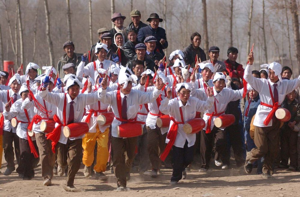 2003年春节前，青海西宁市大通县长宁镇一社火队加紧排练，为春节社火表演作准备。