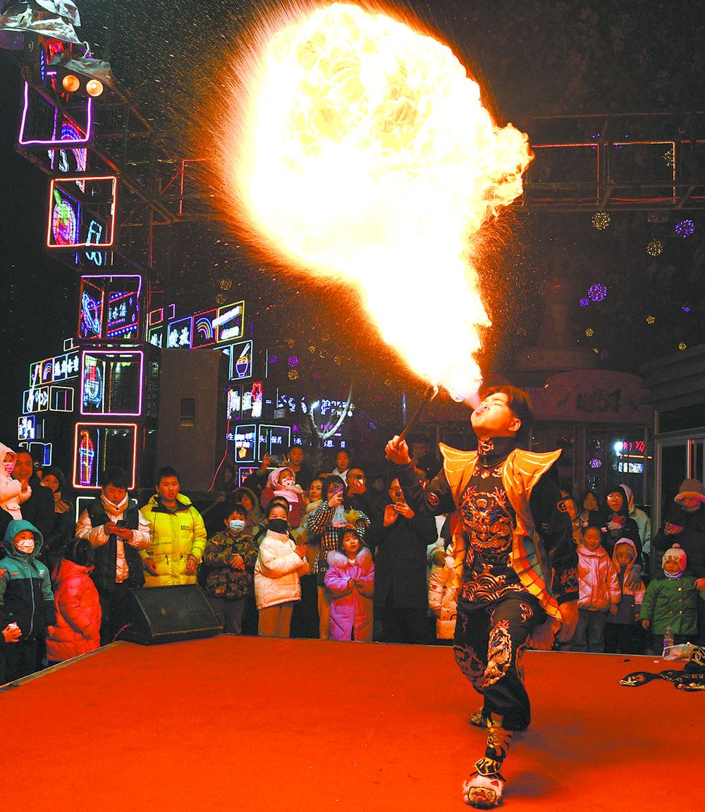 民间艺人在古栾水镇为游客表演精彩的传统戏曲节目。