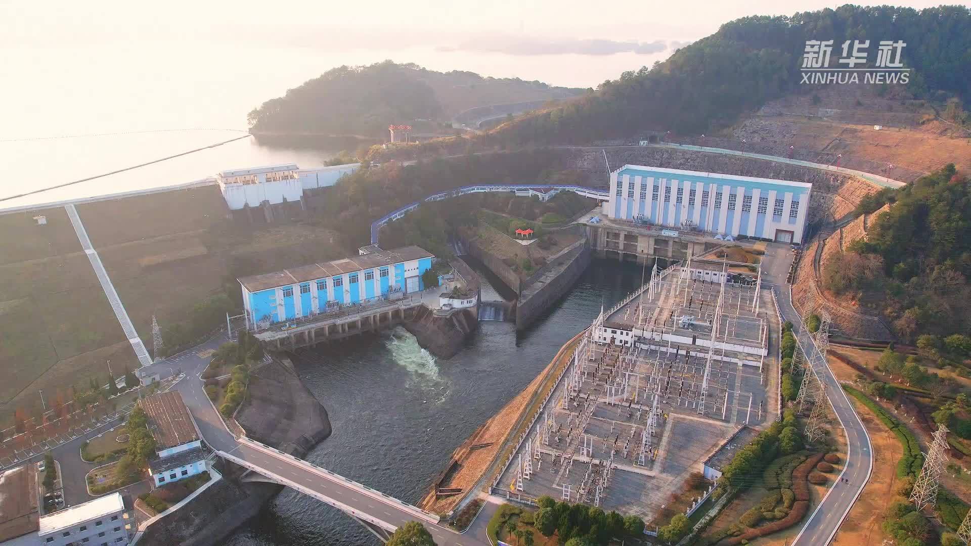 坚守大坝的“光明卫士”