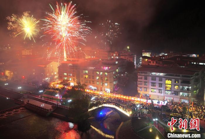 图为2月14日,漳平市新桥镇西埔村村民舞起长约300米的板凳花灯龙穿村