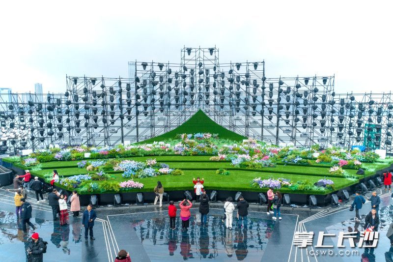2月12日，长沙滨江文化园内，春晚长沙分会场迎来市民开放日。提前预约的游客朋友们来到场内尽情拍照打卡，感受春节的欢乐氛围。均为长沙晚报全媒体记者 刘晓敏 摄