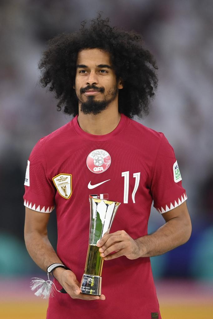 2月10日，卡塔尔队球员阿菲夫获得最有价值球员奖。新华社记者 江汉 摄