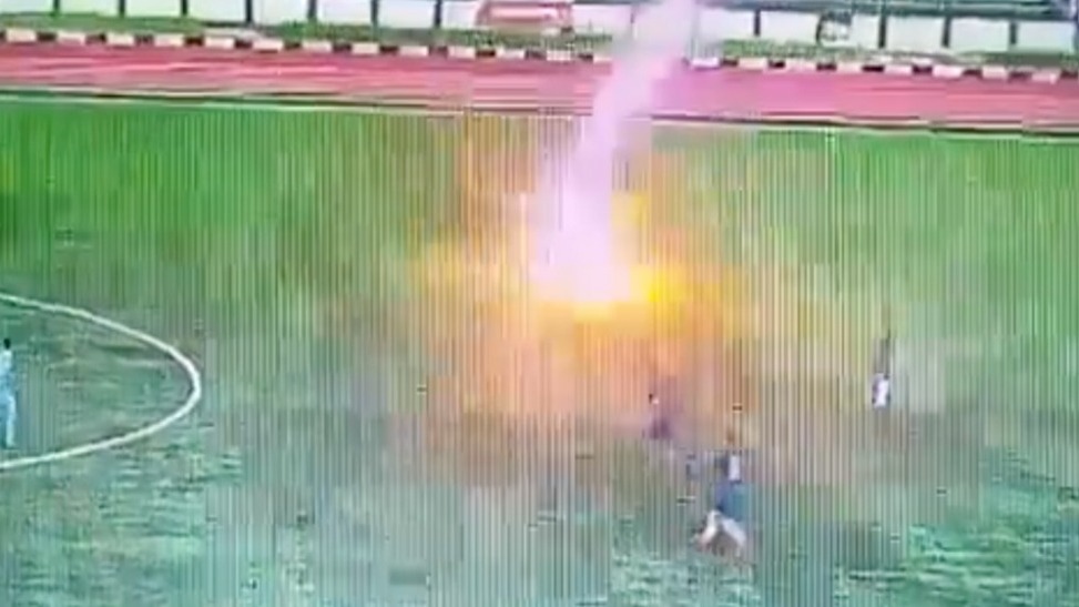 监控回看惊悚瞬间，印尼一球员比赛时被闪电击中后身亡