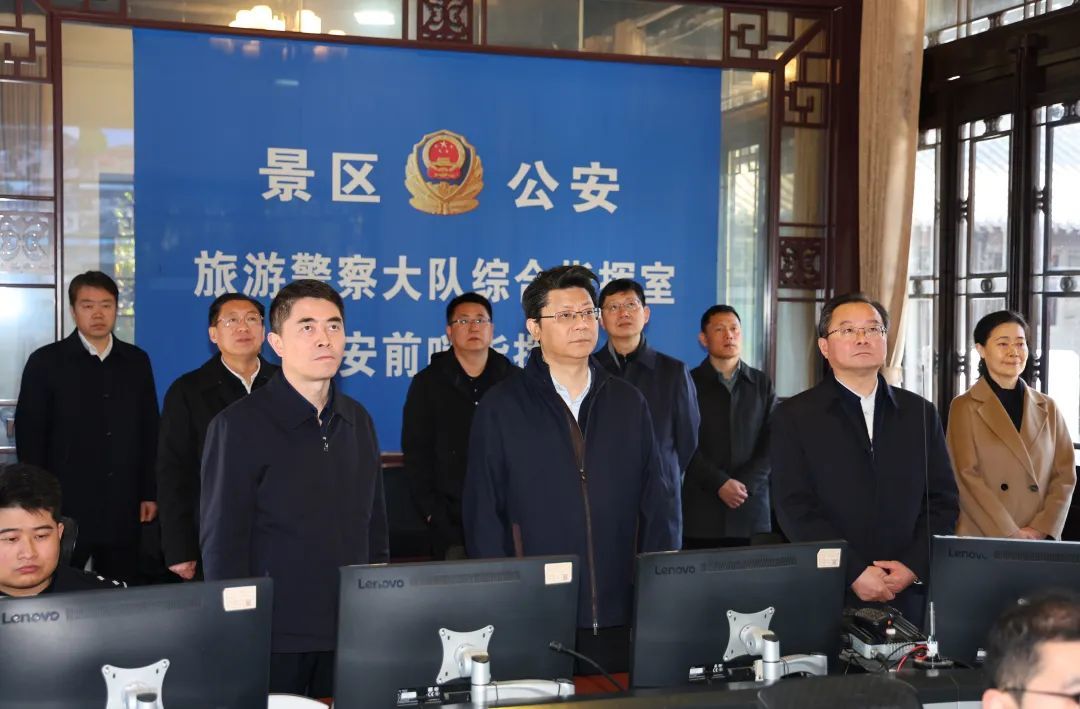 王进健在扬州旅游警察大队指挥中心查看各景区客流量