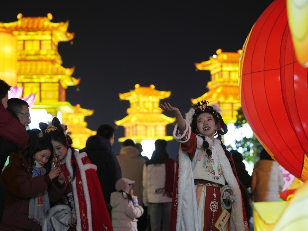 2月3日，游客在河北省石家庄市正定古城南城门欣赏花灯。新华社记者牟宇 摄