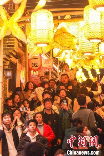 图为古街区灯火璀璨年味十足，游客摩肩接踵。刘力鑫 摄