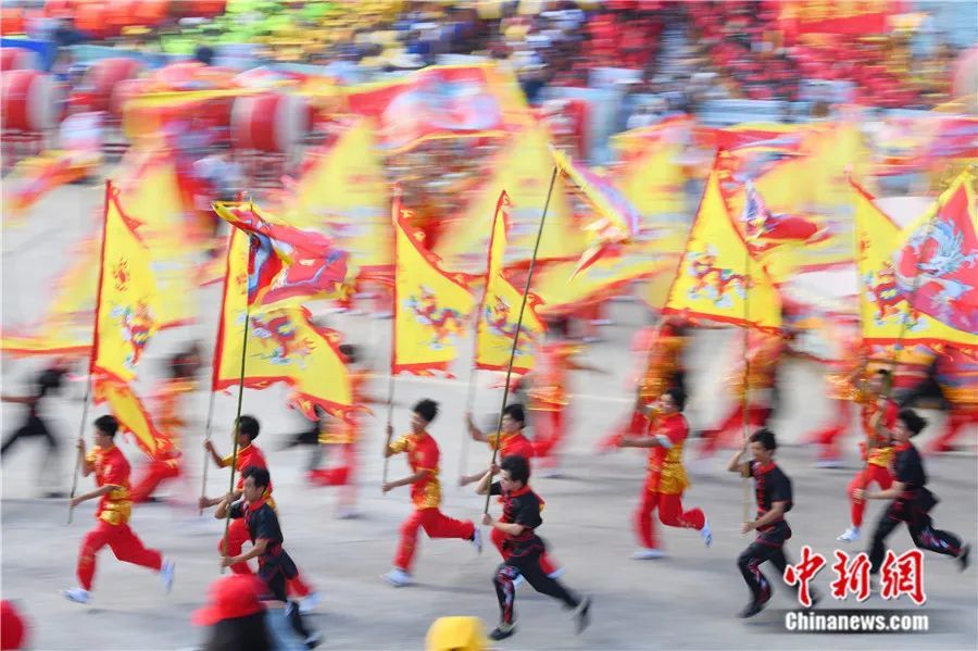 在湖南省沅陵县举行的中国·沅陵2023年传统龙舟大赛上，表演队伍手持“龙旗”奔跑。杨华峰　摄