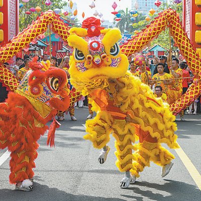2月13日，海南省海口市海瑞文化公园举行舞狮表演。苏弼坤　摄（影像中国）
