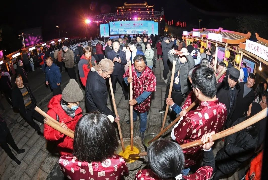 近日,客家非遗大集活动和“承古拓今 生生不息”客家传统表演艺术类非遗优秀节目展演在赣州江南宋城历史文化街区热闹呈现。图源赣南红客户端