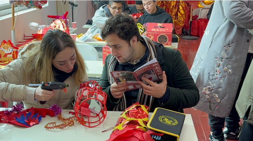 国际友人体验“城南龙灯”制作。史克滨／供图