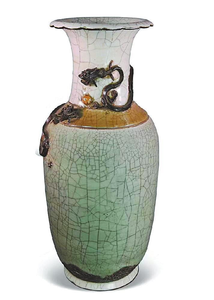 清　二龙戏珠冰裂纹瓷瓶　张家川县博物馆藏