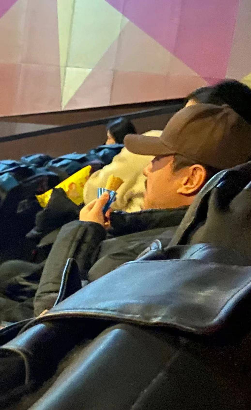 沈腾一家三口电影院被偶遇 开场前吃冰淇淋超接地气 - 吾爱微网