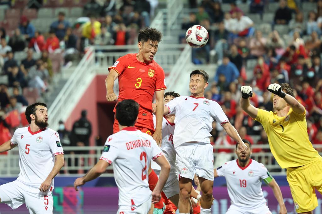 1月13日，中国队球员朱辰杰（上）在比赛中头球攻门，随后该进球因越位被判无效。新华社记者 贾浩成 摄