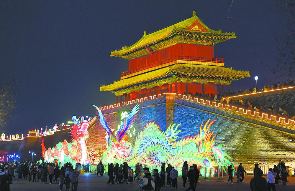 游客在石家庄正定古城欣赏精美的花灯，体验浓浓的中国年味。