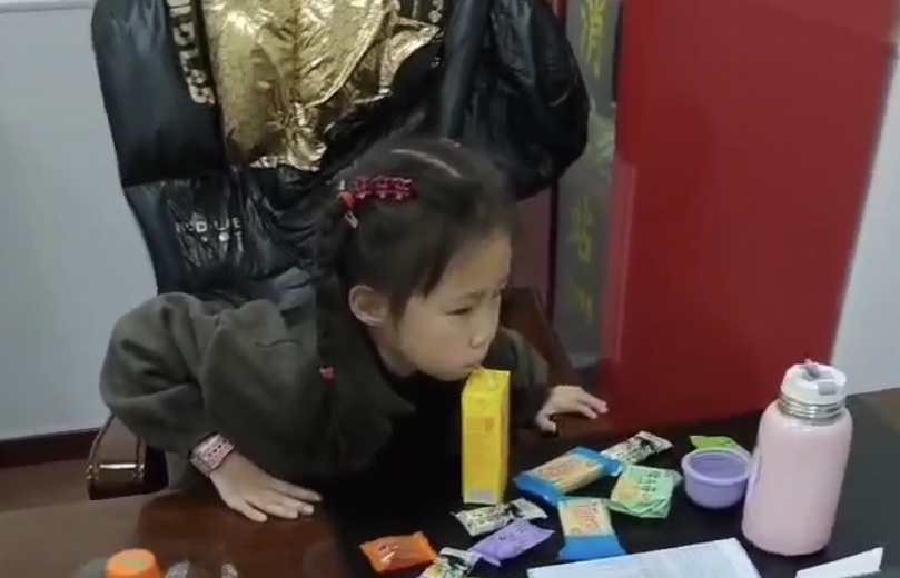 杭州女孩豆豆在长春西站暖心5小时