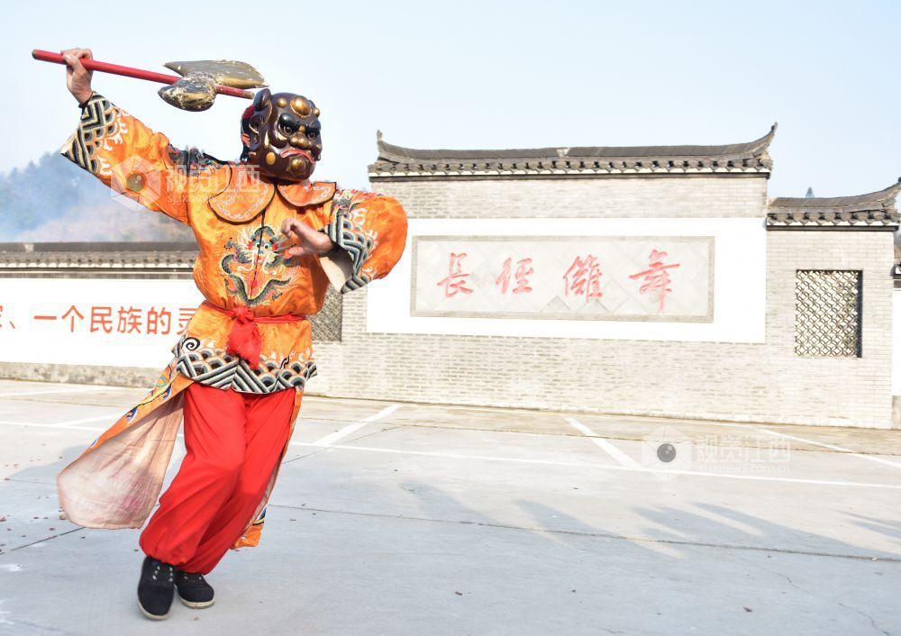 2月11日，婺源县秋口镇长径村村民在热闹的锣鼓声中上演请傩神、跳傩舞的傩事活动，吸引了众多乡亲和游客前来观看。