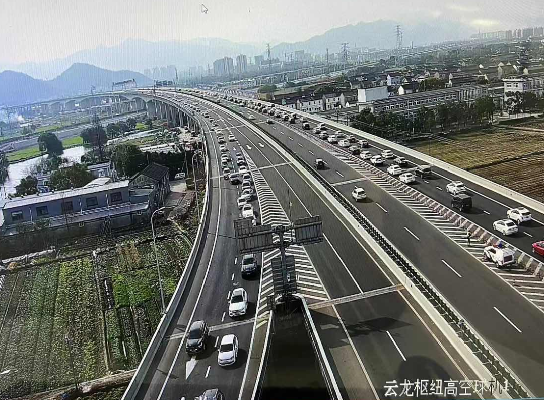 大流量缓行g1512甬金高速宁波方向洞桥至宁波西段截至11时各景区通行