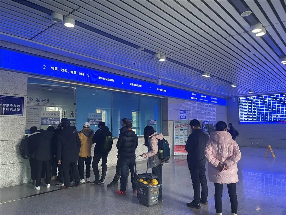2月17日，梁平南站售票大厅，旅客在排队购票、换票。