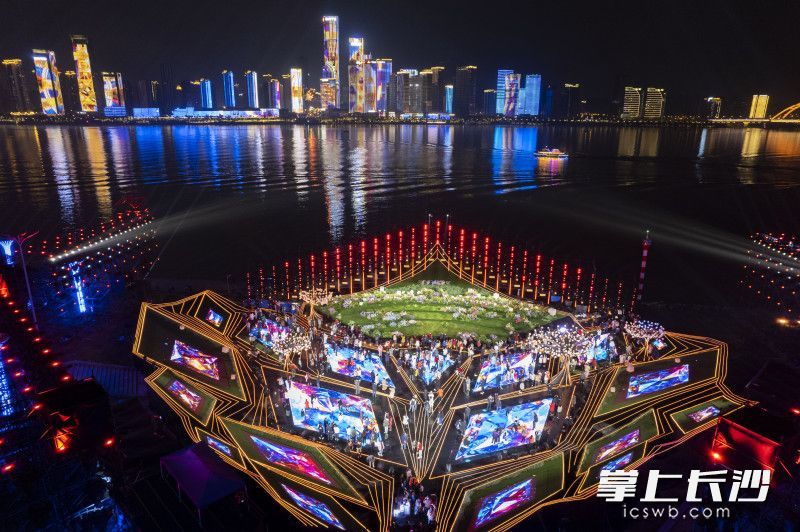 春晚长沙分会场舞台几乎“原封不动”呈现在游客面前,吸引众多游客前来参观打卡。均为长沙晚报全媒体记者 郭雨滴 摄
