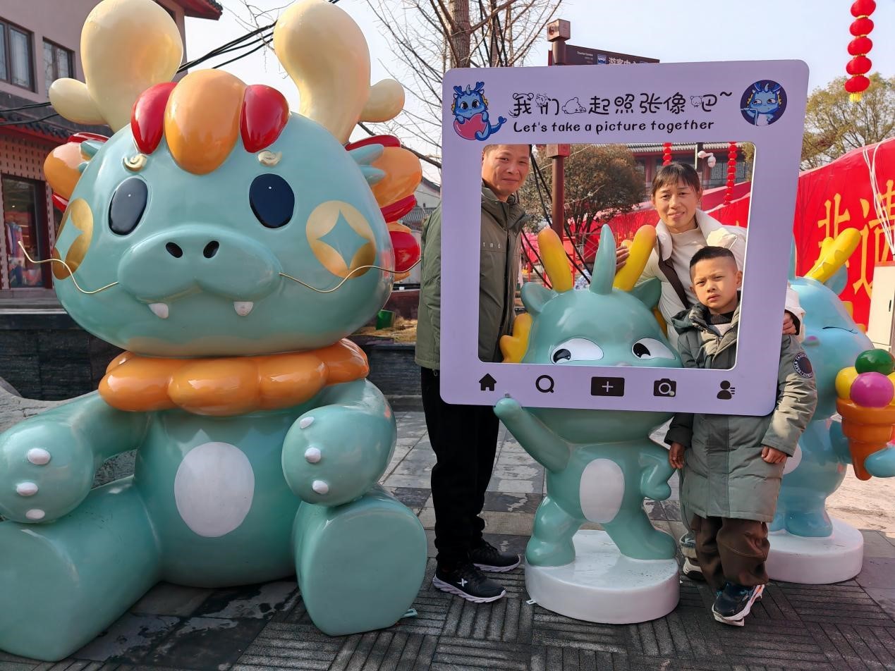 武当山:万名游客春节祈福