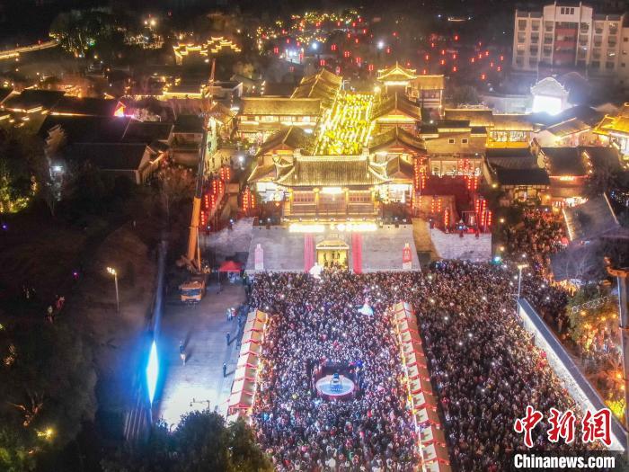 （新春走基层）春节假期江西赣州宋潮不夜城年味十足游客摩肩接踵