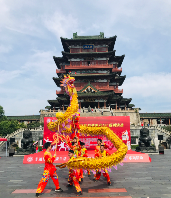 江西省级非物质文化遗产“城南龙灯”走进滕王阁。史克滨／供图