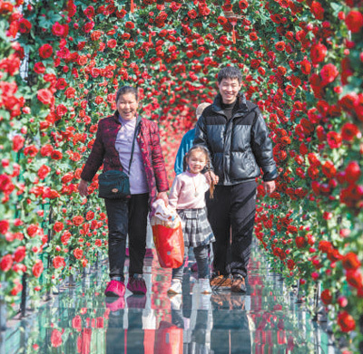 2月14日，游客在安徽省芜湖市繁昌区孙村镇马仁奇峰景区游玩。肖本祥　摄（人民视觉）