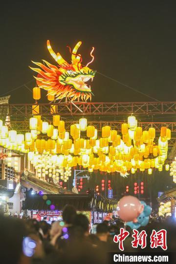图为古街区灯火璀璨年味十足，游客摩肩接踵。刘力鑫 摄