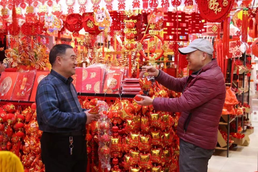 2月7日，苏青刚在店铺门前和客户交流。新华社记者 杨帆 摄