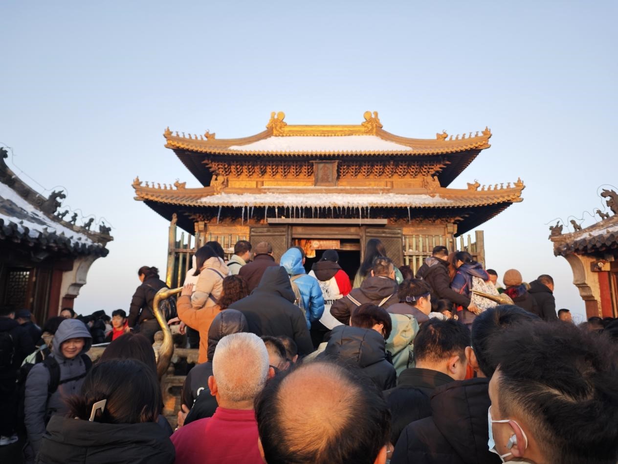武当山:万名游客春节祈福