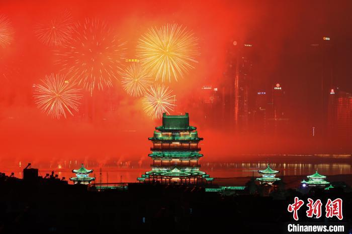 2月10日晚，2024年南昌市迎春烟花晚会在“赣江之心”老官洲举办。刘思伟 摄