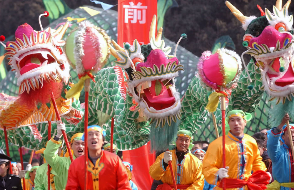 2004年春节假期期间，兰州市西固区的农民舞动着长龙在兰州市市区进行传统的春节社火表演。