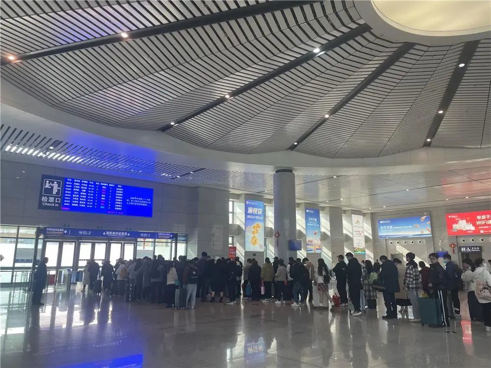 2月17日，梁平南站候车大厅，旅客在排队准备检票。