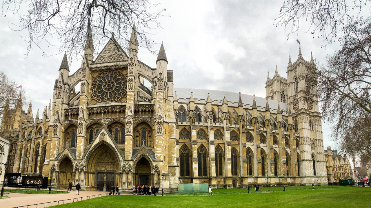 威斯敏斯特教堂除了加冕仪式和皇室婚礼还是英国君主和名人的安息之地