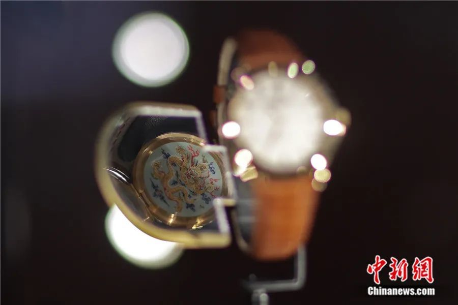 在上海举行的第六届中国国际进口博览会消费品展区，历峰集团展厅展出的江诗丹顿腕表表盘底盖内侧饰有蓝底龙形象珐琅纹饰。盛佳鹏　摄