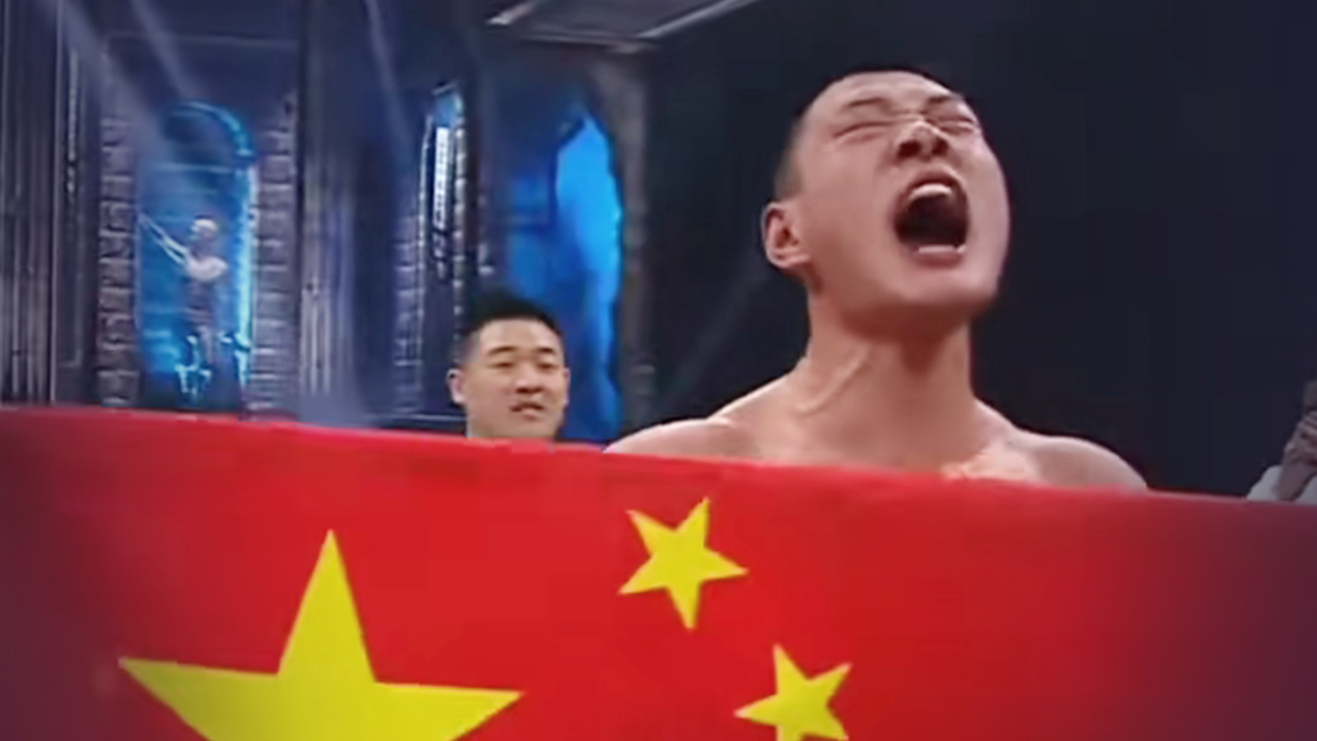 张兆鑫KO俄选手获世界拳王挑战权，现场高喊：我是中国人