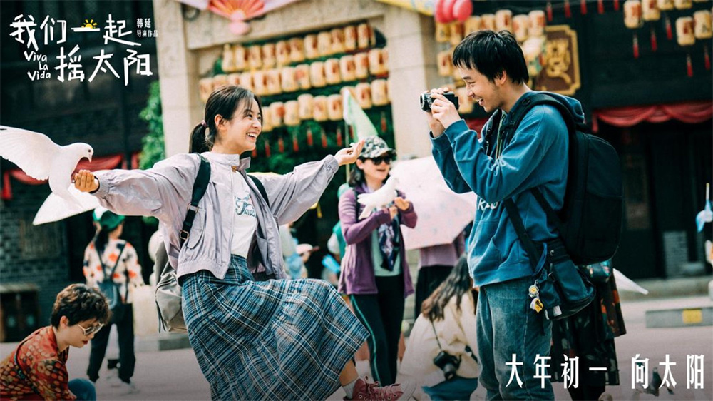 演员在本片中似乎毫不吝惜自己形象，大部分时候全身心投入在角色中，而呈现出一种生活的真实。比如这张剧照中左下角的演员徐帆，不知在干什么，却很自然。