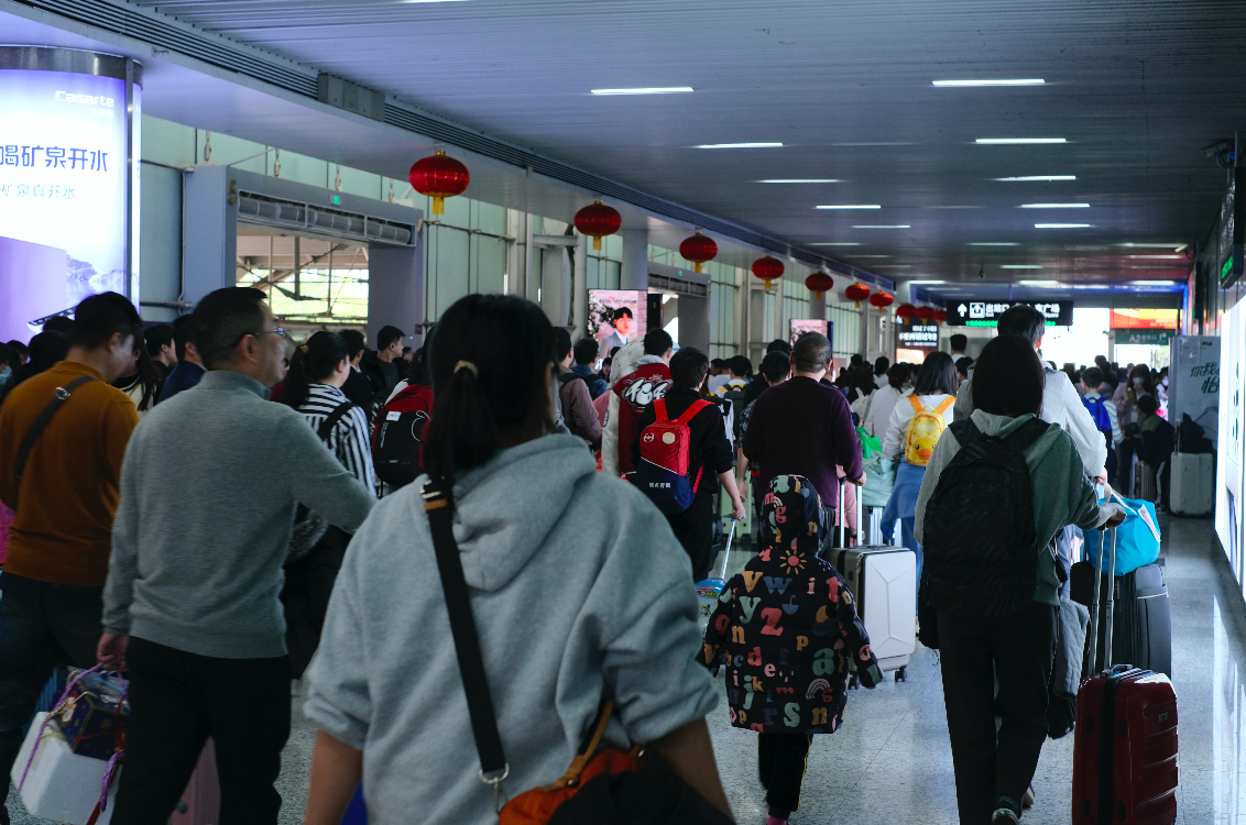 超45万人次 铁路返深客流今迎高峰