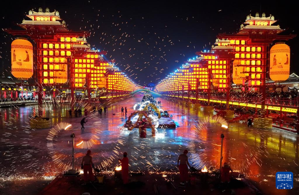 2月10日，民间艺人在河北省唐山市丰南区河头老街为游客表演“打树花”（无人机照片）。