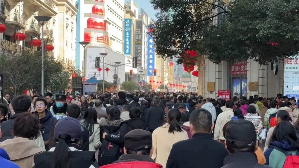 上海南京路上人山人海,但只看到4名外国人_凤凰网视频_凤凰网