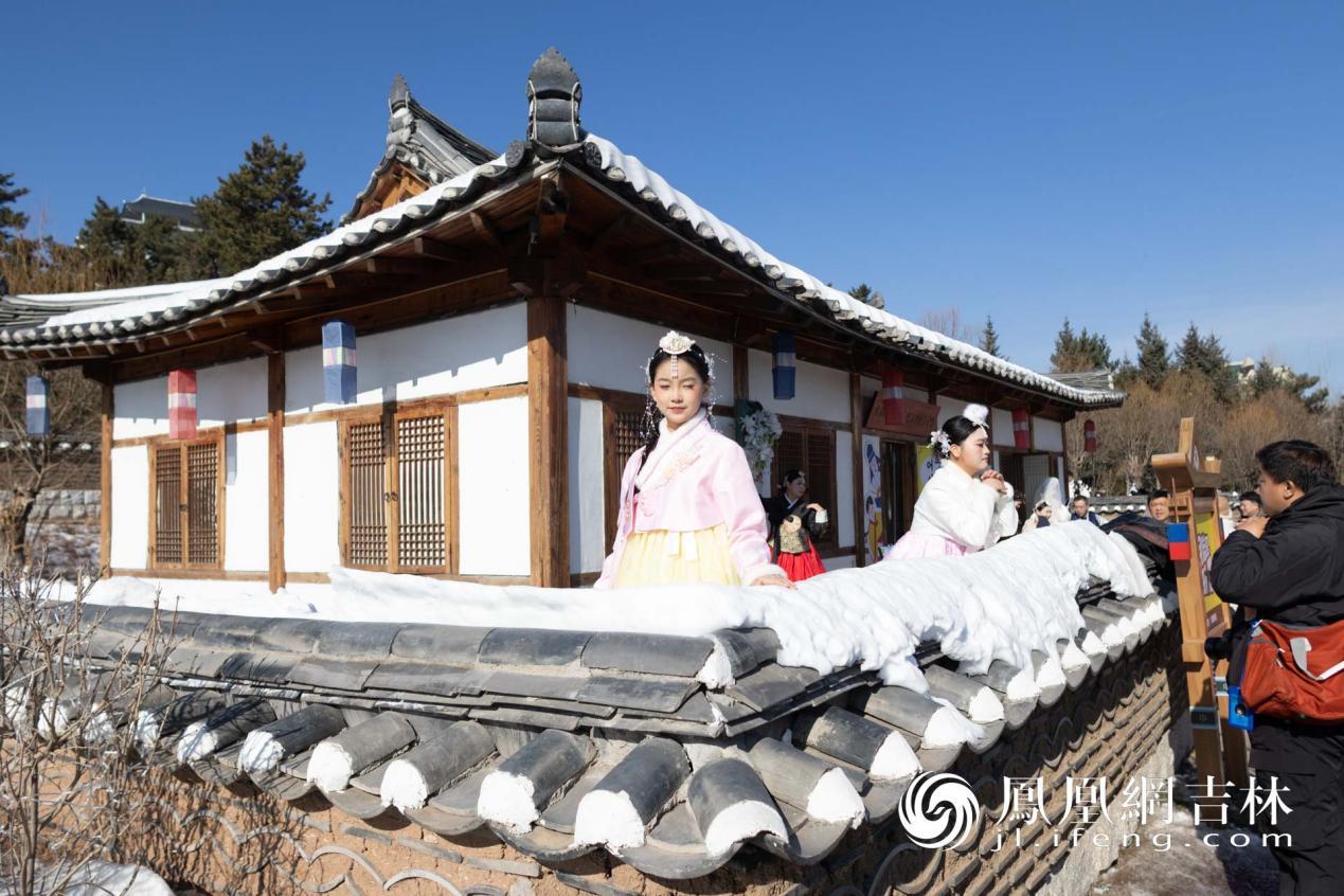 延吉市内中国朝鲜族民俗村，打卡拍照人流如织。 凤凰网吉林 席海波/摄