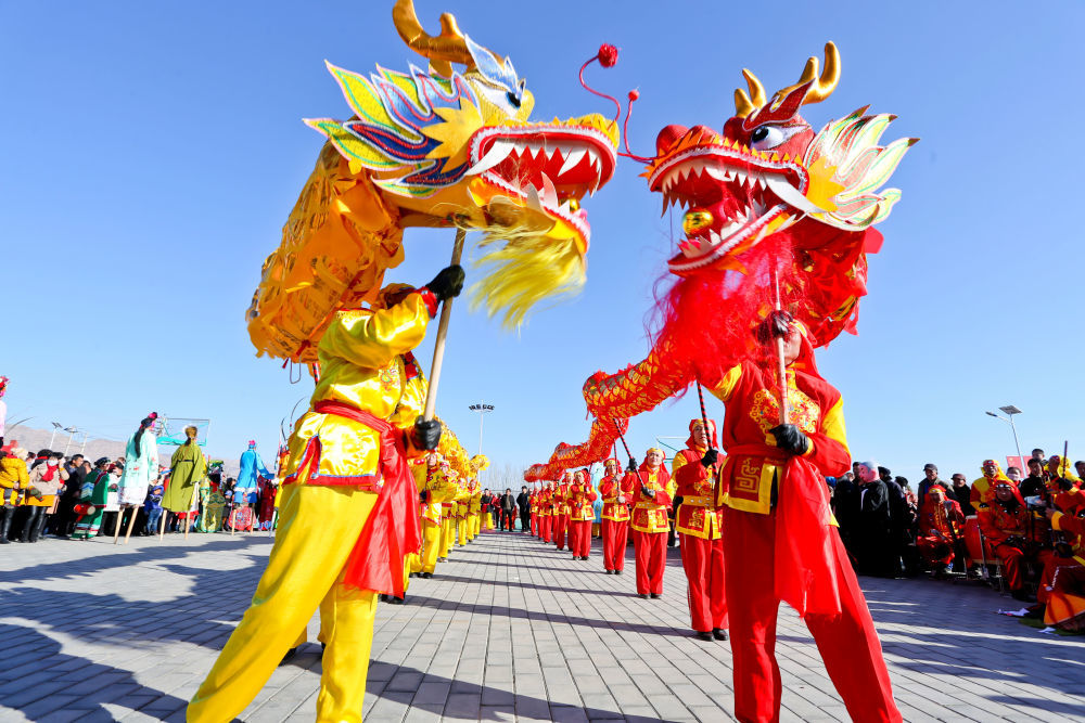 2020年春节前，甘肃张掖甘州区靖安镇的社火表演队在文化广场上排练。